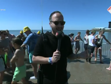 Frank van 't Hof met z'n voetjes in de branding