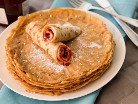 Gert-Jan bakt pannenkoeken tijdens Nijmeegse Vierdaagse