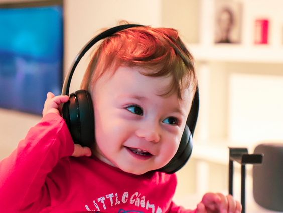Willem geeft z'n zoon van 51 uur oud nú al muzikale opvoeding