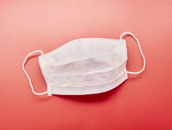 Waarom duurt het invoeren van de mondkapjesplicht zo lang?