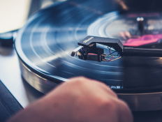 Wie heeft bedacht dat je de intro van een liedje vol praat?