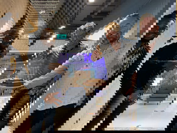 Pre-carnaval! Sam Dutchy en MC Promo doen hun ode aan het worstenbroodje live