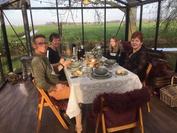 Ineke verrast haar broer met een prachtige brief en een heerlijke lunch