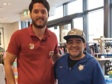 Maradonna kwam shoppen bij Tein in de Hema en kocht... een saaie blauwe pyjama