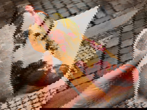 Er staat een hotdogkraam op de parkeerplaats