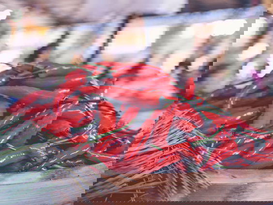 Jeroen moet hete pepers eten tijdens de coverbak