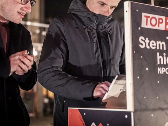 Help! John heeft per ongeluk maar vijf nummers op zijn Top 2000 Stemlijst