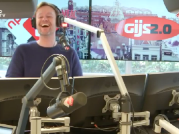 Gijs wordt verrast door z'n vriendin!