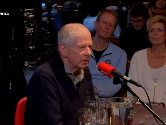 Voetbaljournalisten Frits Barend en Thijs Smeenk vertellen of we wel of niet naar Qatar moeten