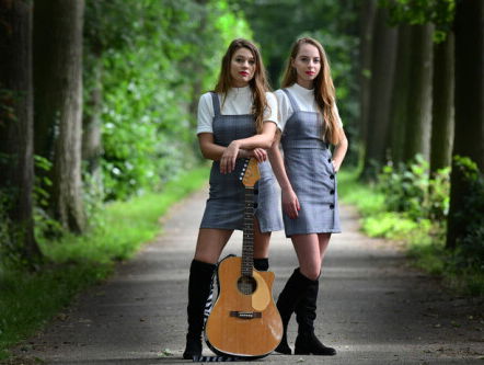 Sarah en Lisa schrijven examensong 'Altijd blijven lachen' voor iedereen die gezakt is.