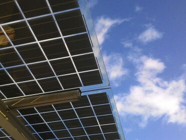 Mario's autootje kan volledig op zonnekracht heel Tilburg door. Handig!