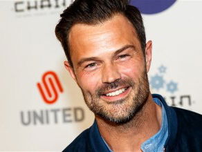 Arie Boomsma sport met wc-rollen en boeken