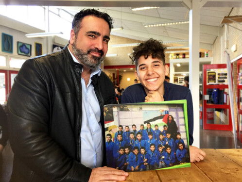 Sinan Can komt met ‘Sinan zoekt de klas van Elias’