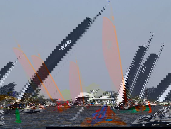 Friese Bas Krom legt met zijn team in een skûtsje de Elfstedentocht af