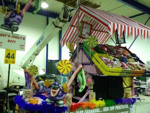 René bouwde een 'Gas Op Die Lolly' carnavalswagen