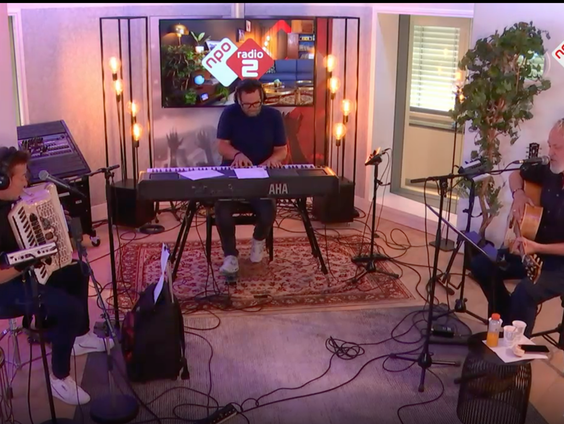 Rowwen Hèze - Te Vroeg Um Te Vertellen | live in Muziekcafé