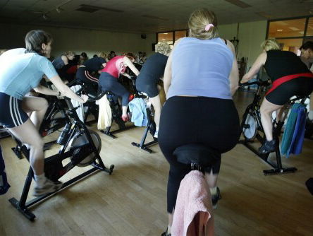 Sportinstructeur Angela adviseert thuis te blijven bewegen