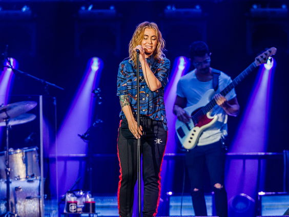 Heh?! Simone ontdekte vanochtend dat 'What's Up?' niet door Anouk is gezongen