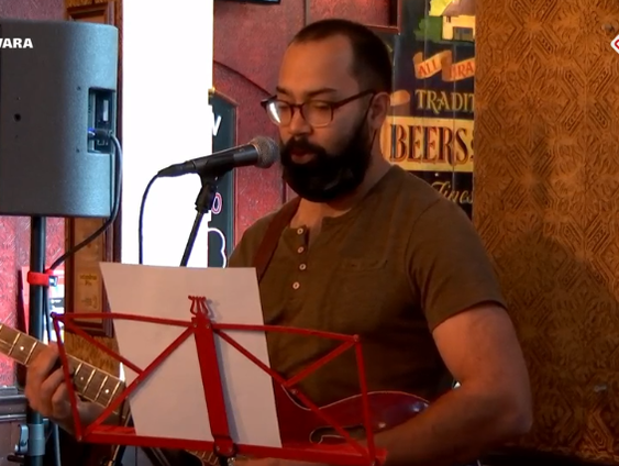 Cabaret: Peter van Rooijen zingt Lockdown-vet!