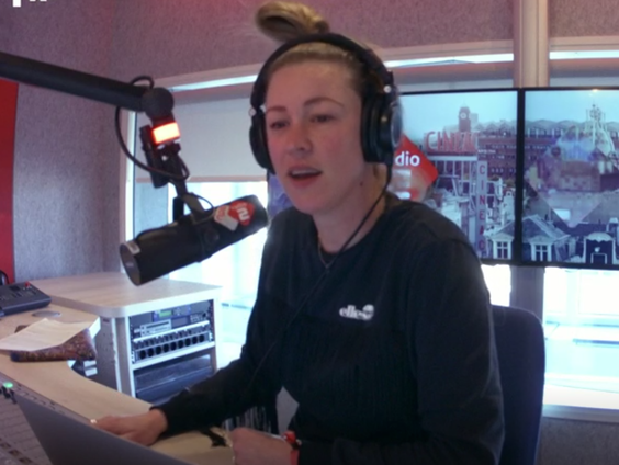 Hoe autocorrect zorgde voor een uur lang 'betaalde liefde' op de radio