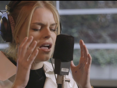 Top 2000 debutantenbal: Davina Michelle bellen