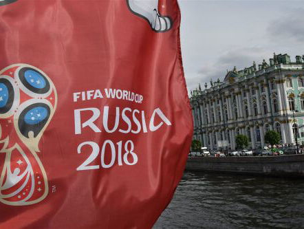 Najib Amhali kijkt voetbal ‘Alle Ballen op Ziyech'