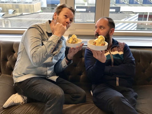 Ramon Brugman bakt zalmpannenkoekjes