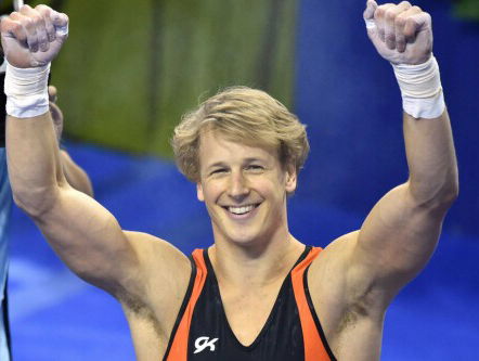 Epke Zonderland lost gebrek aan trainingsruimte creatief op!