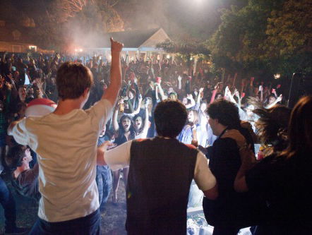 Nachtdilemma: Buurjongen houdt wild feest zonder toestemming. Wat doe jij?