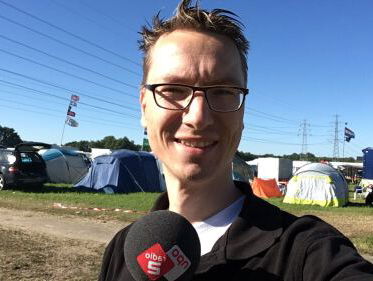 Reporter Frits wekt de campinggasten op TT Assen