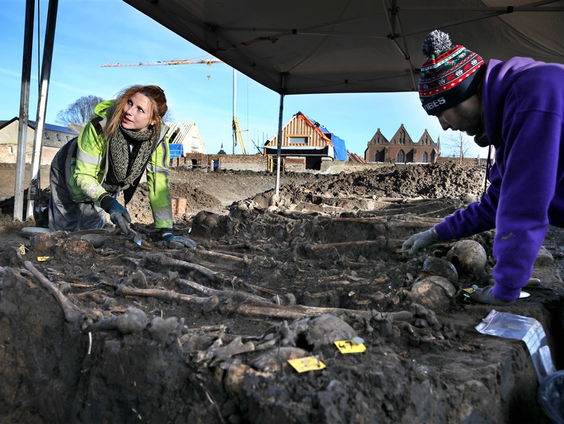 Archeoloog Hans Veenstra onderzoekt vanochtend massagraf dat hij ontdekte