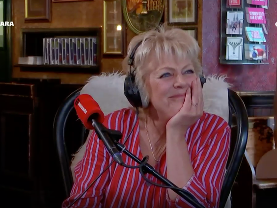 Aron Elstak brengt een ode aan Simone Kleinsma