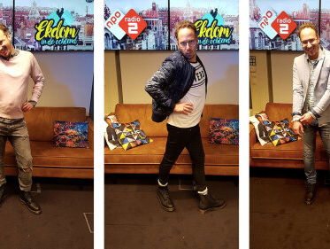 De jarige Frank loopt dronken de studio in