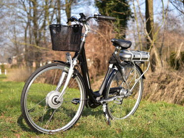 E-bikes zijn gevaarlijker dan brommers. Niet verrassend, wel zorgelijk