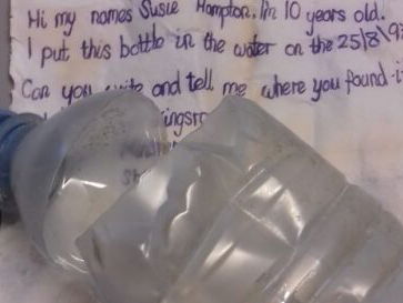 Boswachter vindt flessenpost na 20 jaar.