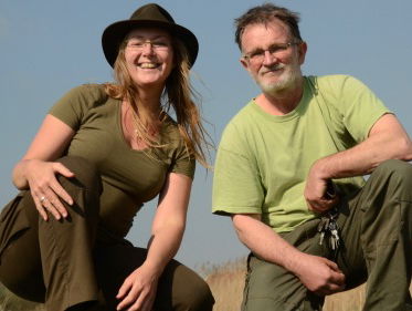 Martine Dubois en Guus van Oostwaard op vlinderjacht