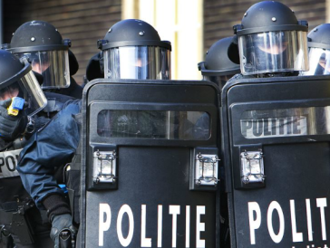 Politie gewapend met stroomstootwapen