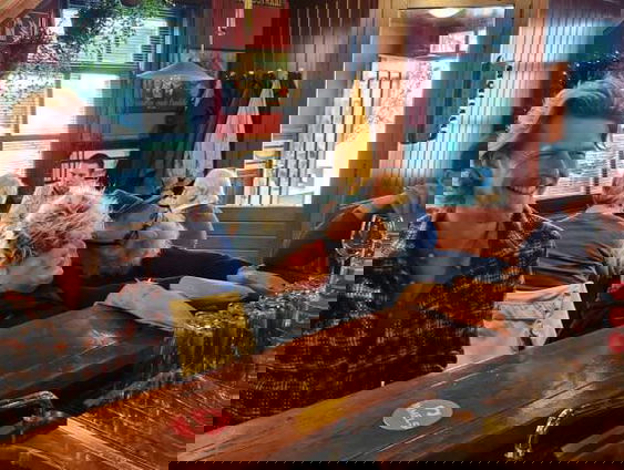 In café 't Rozenknopje zitten poppen aan de bar!