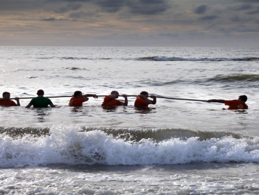 NK touwtrekken in de branding