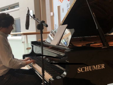 Yorick van Norden over 70's! Hij speelt live zijn versie van Johnny's Garden en Imagine