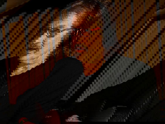 Joop Boxstart eert Beekse oorlogsslachtoffers met indrukwekkend lied De Vri-jheid