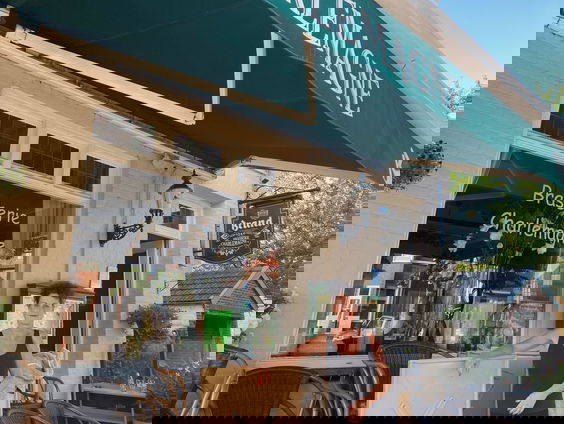 Het hele dorp hielp bij het opruimen van de brasserie