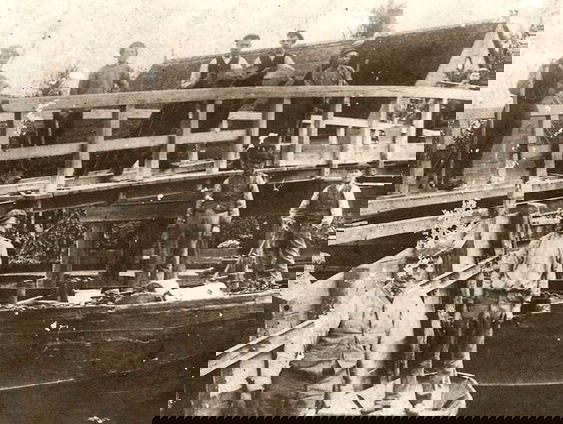 Man koopt brug voor 1 euro en man houdt van transformatorhuisje