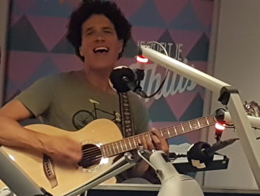 Dirk Scheele speelt live in de Volgspotstudio