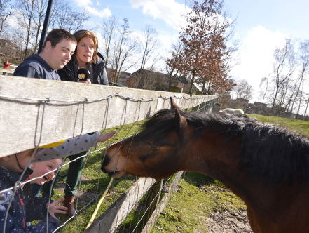 Petra krijgt rondleiding op Natuurboerderij Brinkhorst