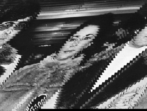 Nederlandse Herman heeft relatie met Elizabeth Taylor in 1975.