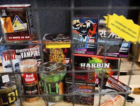 Verslaggever Joris Kreugel kijkt in de tassen van vuurwerkkopers