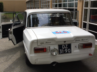 De mannen houden van Giulia, Petra ziet liever een Jaguar