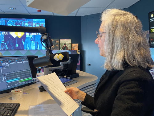 Lilian Hoogendoorn leest een van haar sprookjes voor
