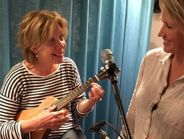 Petra de Joode krijgt ukelele les!